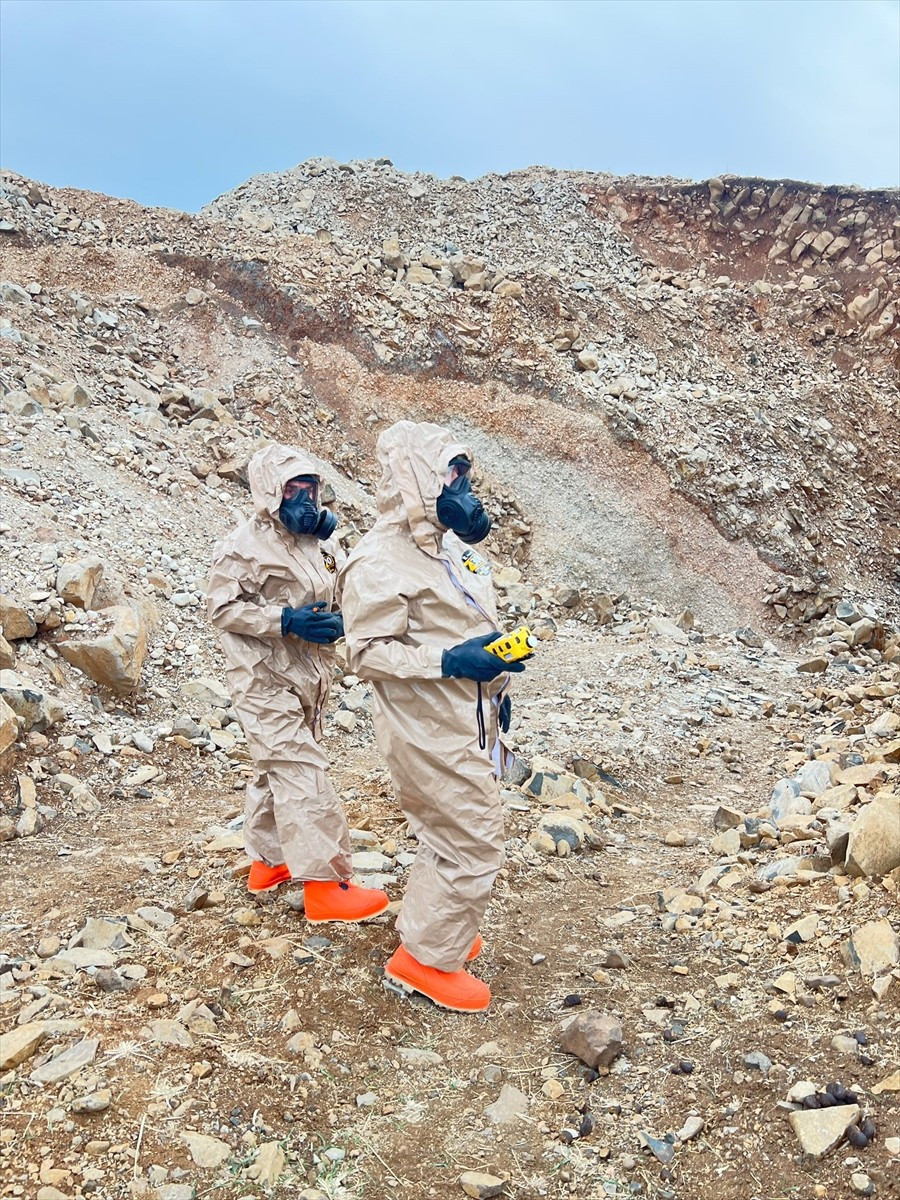 Şırnak'ın Cizre ilçesindeki mağarada erkek cesedi bulundu. Ekipler, zehirli gaza karşı özel...