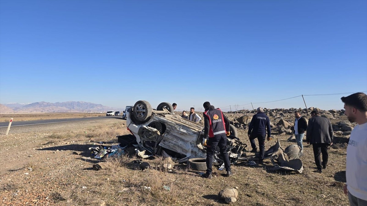 Şırnak'ın İdil ilçesinde otomobil ile hafif ticari aracın çarpıştığı kazada 7 kişi...