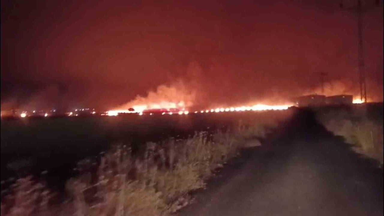 ŞIRNAK'IN SİLOPİ İLÇESİNDE DÜN GECE SAATLERİNDE ÇIKAN ANIZ YANGINI KORKU DOLU ANLARA NEDEN OLDU....