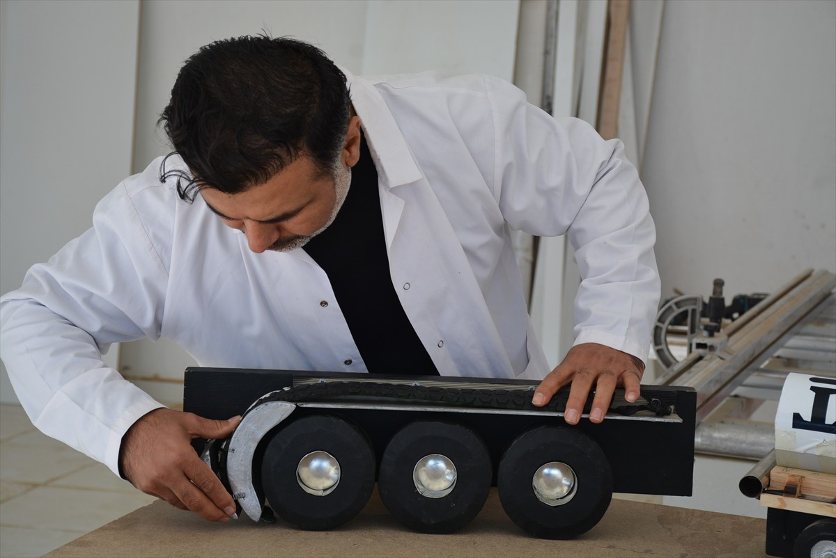 Şırnak'ın Silopi ilçesinde marangozluk yapan Orhan Yalıç (43), olası kazalara karşı ağır tonajlı...