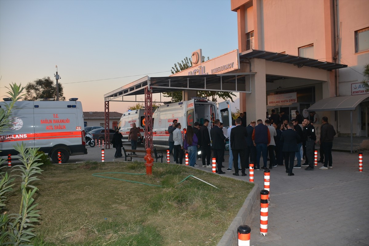 Şırnak'ın Silopi ilçesinde öğrenci servisi ile tankerin karıştığı trafik kazasında 14 kişi...