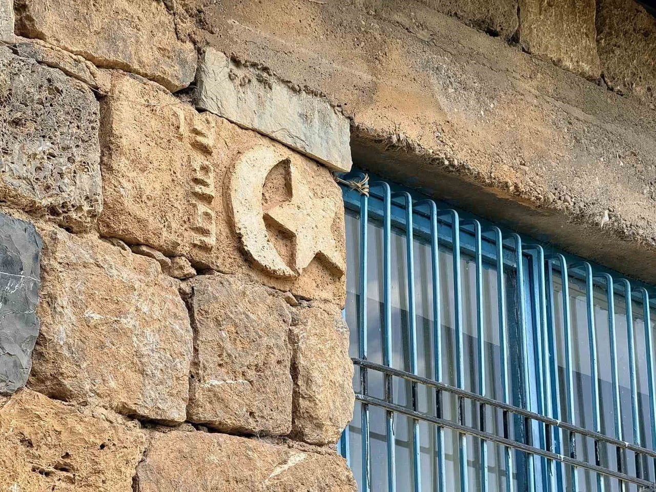ŞIRNAK'IN ULUDERE İLÇESİ ORTABAĞ KÖYÜNDE YAŞAYAN SADIK OSLU İNSANLARA EVİNE YAPTIĞI MOTİFLERLE...