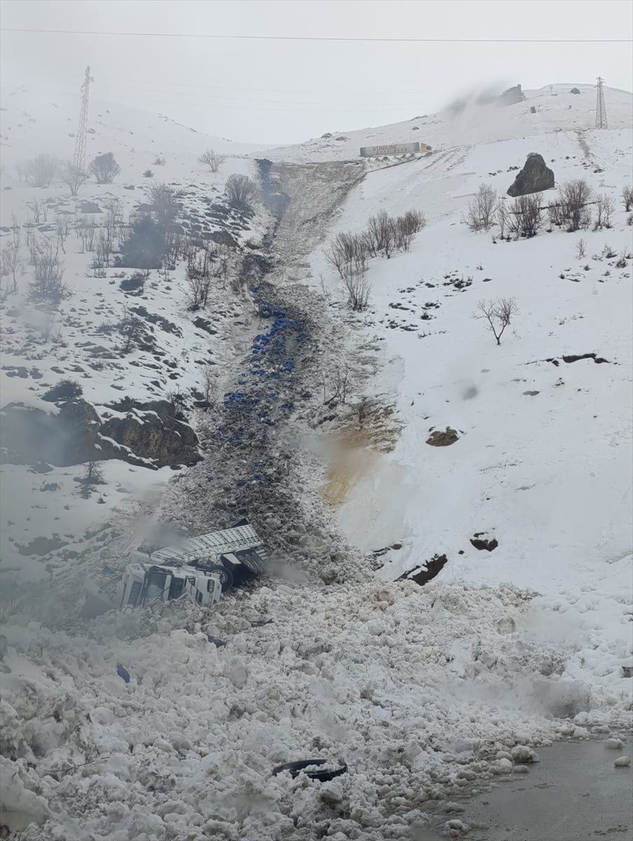 Şırnak'ın Uludere ilçesinde üzerine çığ düşen tırın sürücüsü aracın şarampole düşmesi sonucu ağır...