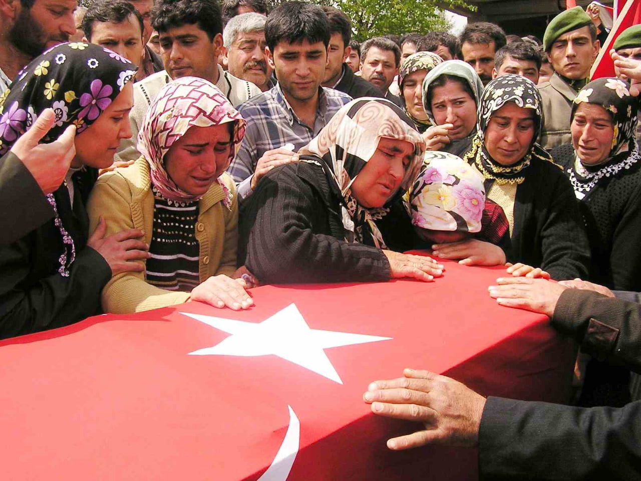 ŞIRNAK'TA 2006 YILINDA ŞEHİT OLAN UZMAN ÇAVUŞ İSA ÇİÇEK'İN YAŞARKEN ALDIĞI İKİ KATLI EVİN YERİNE...