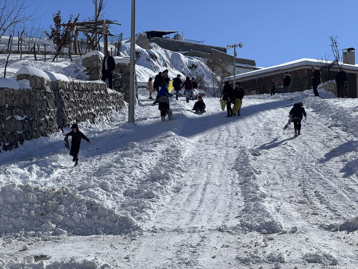 Şırnak'ta 5 gün süren kar yağışının ardından güneş açmasını fırsat bilen çocuklar, poşet ve...