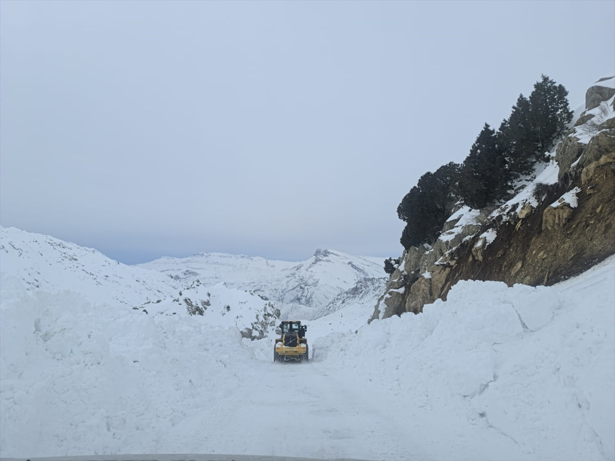 Şırnak'ta dün akşam saatlerinden itibaren etkisini artıran kar yağışı hayatı olumsuz etkiledi. İl...
