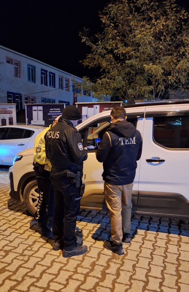Şırnak'ta düzenlenen uyuşturucu operasyonunda 9 şüpheli gözaltına alındı; zanlıların üst...
