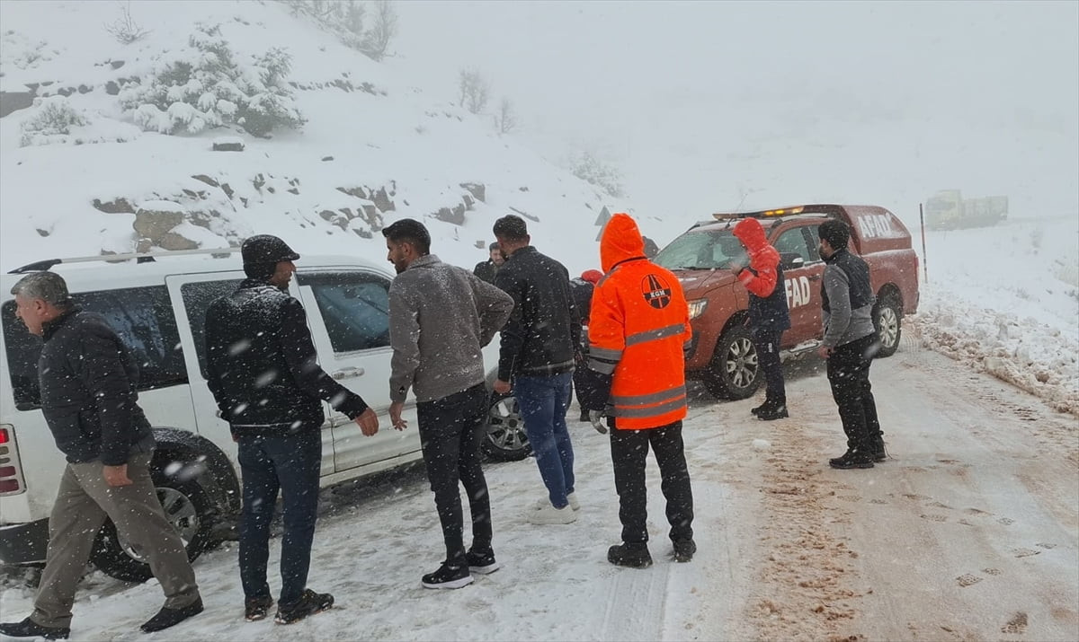 Şırnak'ta etkili olan kar yağışı nedeniyle yolda mahsur kalanlar ekiplerin çalışmasıyla...