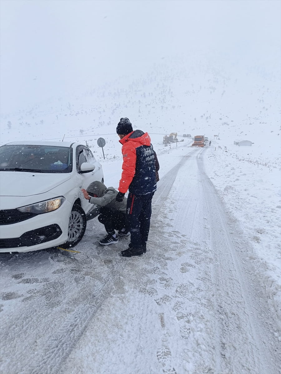 Şırnak'ta etkili olan kar yağışı nedeniyle yolda mahsur kalanlar ekiplerin çalışmasıyla...
