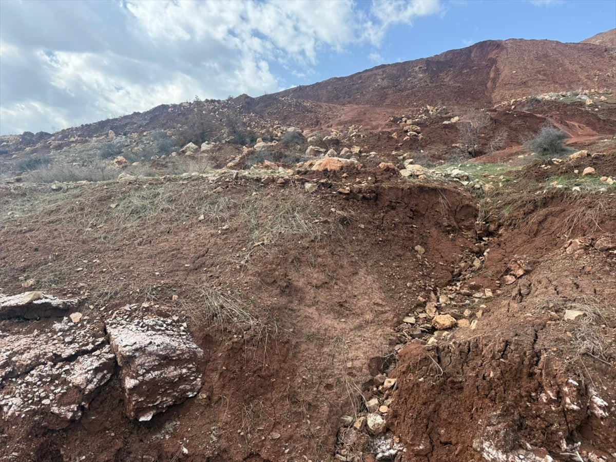 Şırnak'ta etkili olan sağanak nedeniyle Kayaboyun köyünde yolun bir kısmı çöktü.