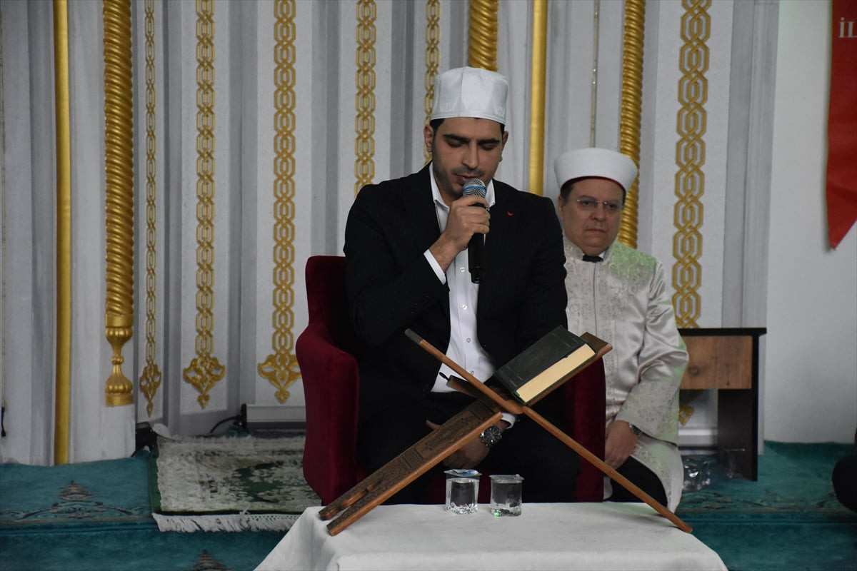 Şırnak'ta İl Müftülüğünce "Kur'an-ı Kerim Ziyafeti" programı, İsmet Paşa Mahallesi'ndeki Ulu...