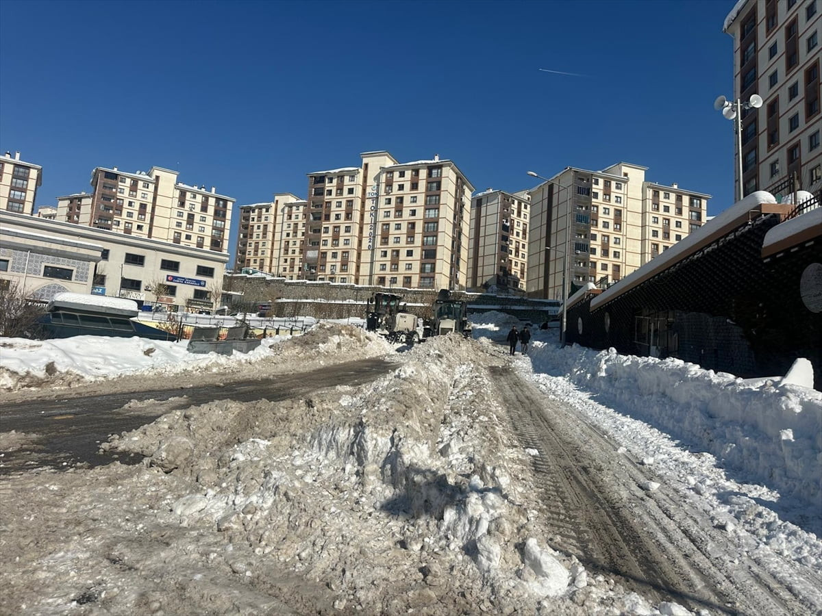 Şırnak'ta, kar yağışı sebebiyle kent merkezine bağlı 1, Beytüşşebap'ta 7, Uludere'de 2, olmak...