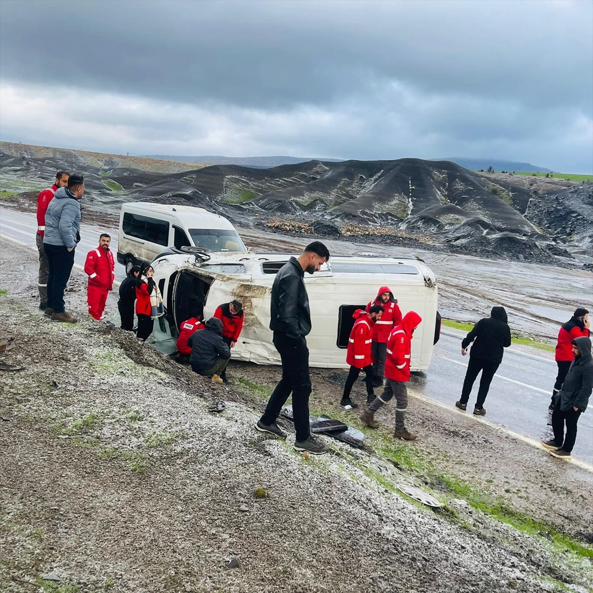 Şırnak'ta minibüsün devrilmesi sonucu 9 kişi yaralandı. Sağlık ekiplerinin ilk müdahalesinin...