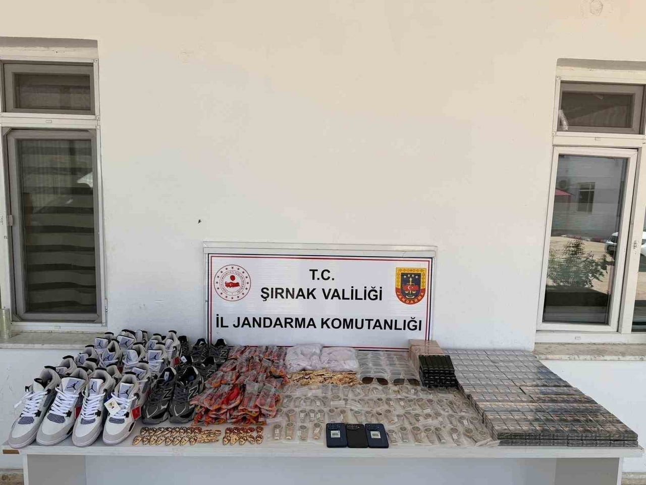 ŞIRNAK'TA POLİS EKİPLERİNİN SON BİR HAFTADA DÜZENLEDİĞİ OPERASYONLARDA PİYASA DEĞERİ YAKLAŞIK 16...