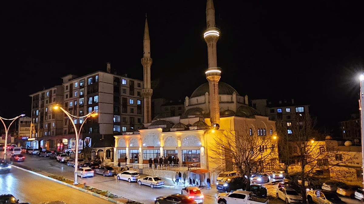 Şırnak'taki camilerde Kadir Gecesi dolayısıyla programlar gerçekleştirildi. Yeni Mahalle Geylani...