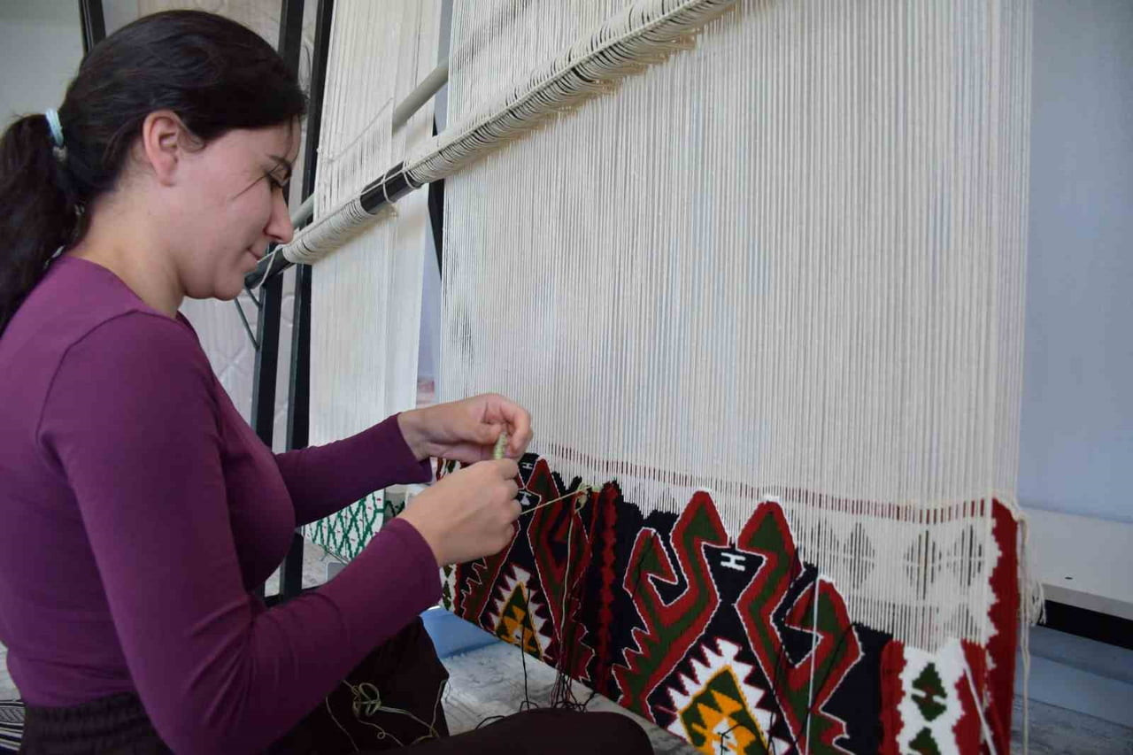 ŞIRNAK'TAN DÜNYAYA AÇILAN YENİ TİCARET KAPISI.KADINLARIN İLMEK İLMEK DOKUDUĞU KİLİMLER ARTIK...