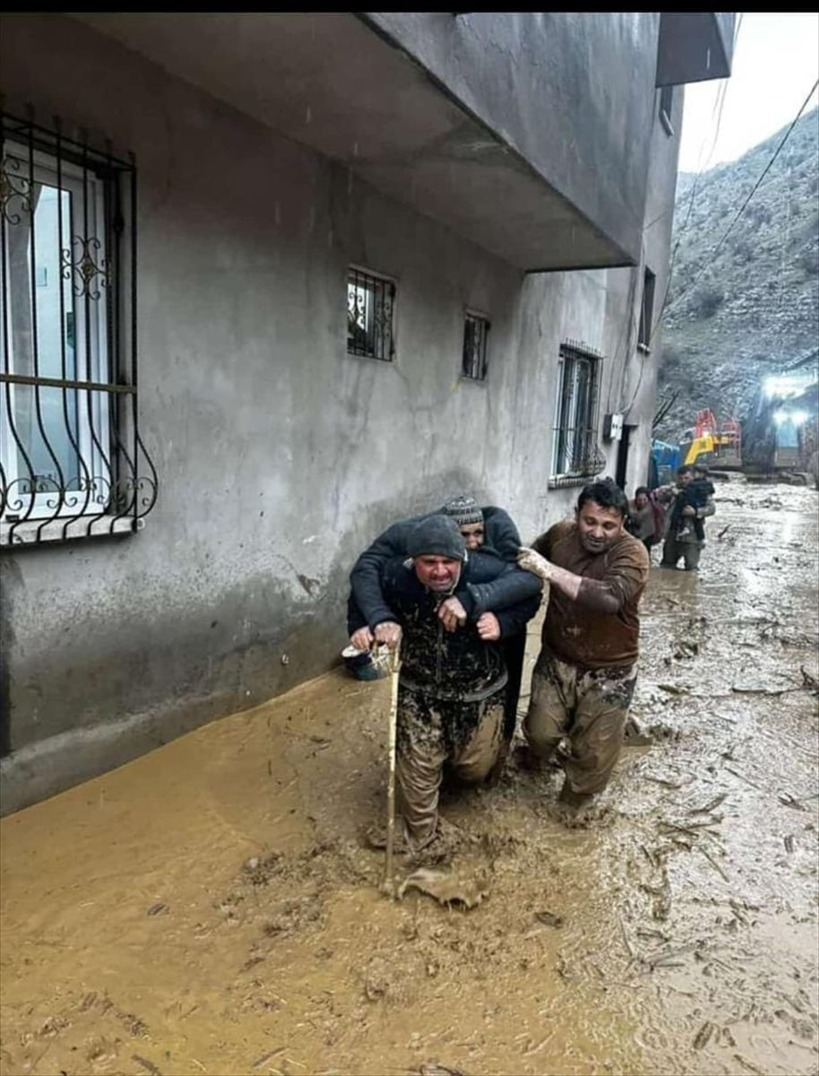 Şırnak’ın Beytüşşebap ilçesi taşarası köyünde etkili olan sağanak yağış hayatı olumsuz...