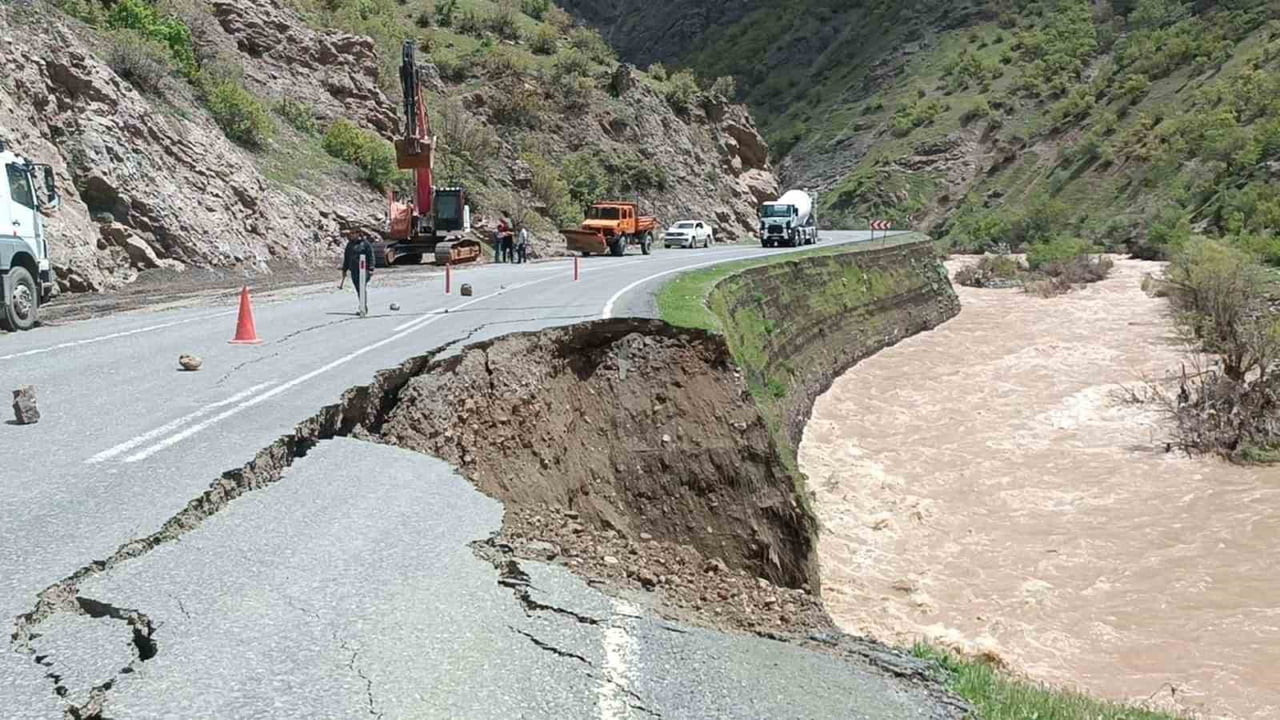 ŞIRNAK’IN BEYTÜŞŞEBAP İLÇESİNDE SEL SONRASI İŞ MAKİNALARIYLA DERE YATAKLARI VE YOLLARDA TEMİZLİK...