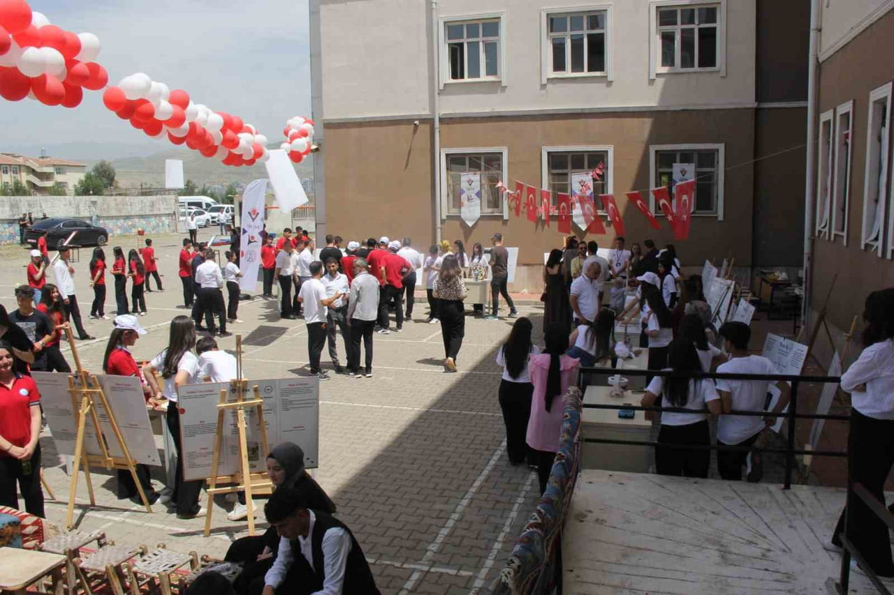 ŞIRNAK’IN CİZRE İLÇESİ YUNUS EMRE ANADOLU LİSESİ BÜNYESİNDE DÜZENLENEN BİLİM FUARI, ÖĞRENCİLERİN...