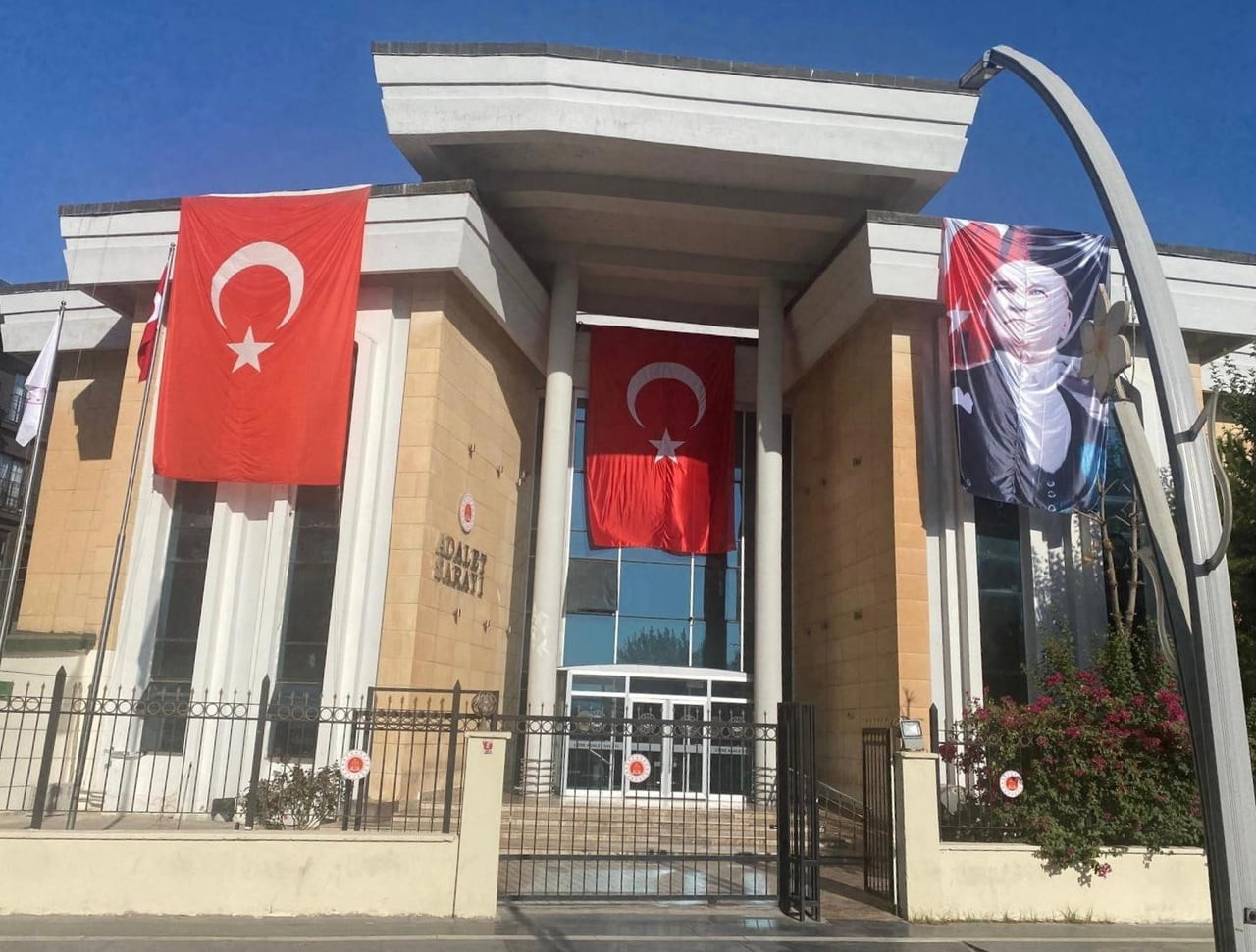ŞIRNAK’IN CİZRE İLÇESİNDE BİR KARGO FİRMASINA AİT ARAÇLA GÜMRÜK KAÇAĞI MALZEME SEVKİYATI YAPILDIĞI...