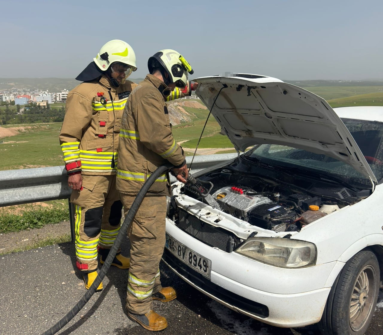 ŞIRNAK’IN CİZRE İLÇESİNDE BİR OTOMOBİLDE MEYDANA GELEN GAZ KAÇAĞI İTFAİYE EKİPLERİNİN ZAMANINDA...