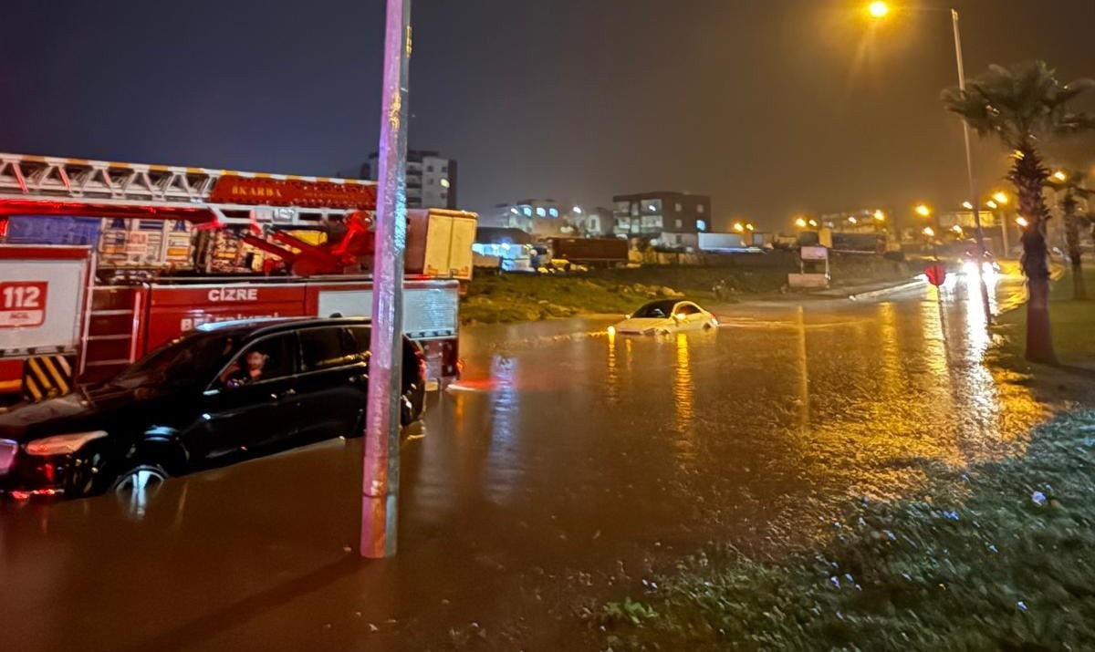 ŞIRNAK’IN CİZRE İLÇESİNDE GECE SAATLERİNDE ANİDEN BASTIRAN ŞİDDETLİ SAĞANAK YAĞIŞ HAYATI FELÇ...
