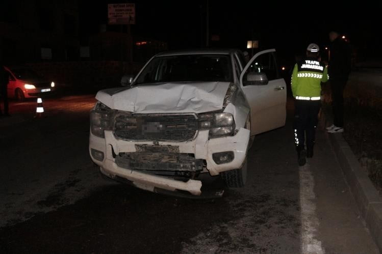 ŞIRNAK’IN CİZRE İLÇESİNDE KAMYONETİN OTOMOBİLE ARKADAN ÇARPMASI SONUCU MEYDANA GELEN TRAFİK...