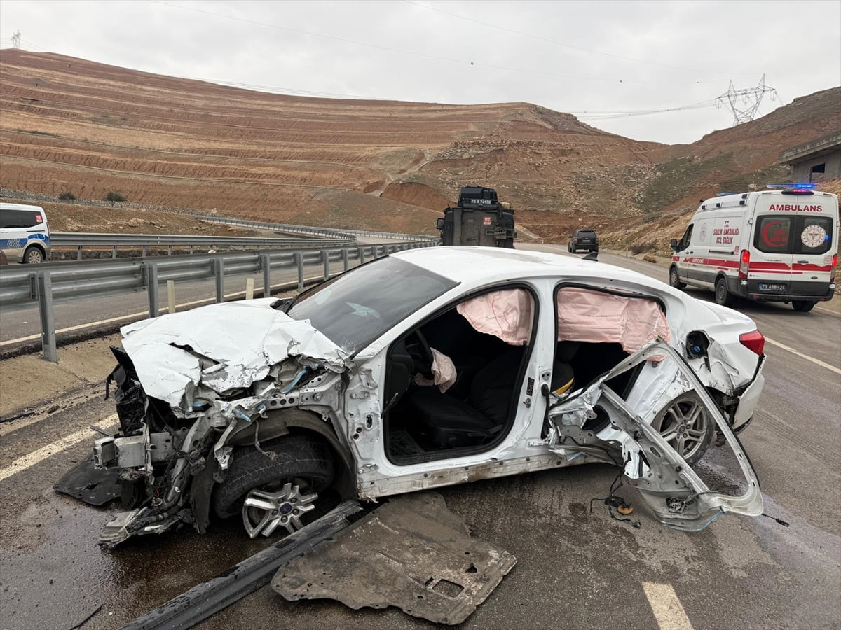 Şırnak’ın Cizre ilçesinde otomobilin bariyere çarpması sonucu 5 kişi yaralandı.