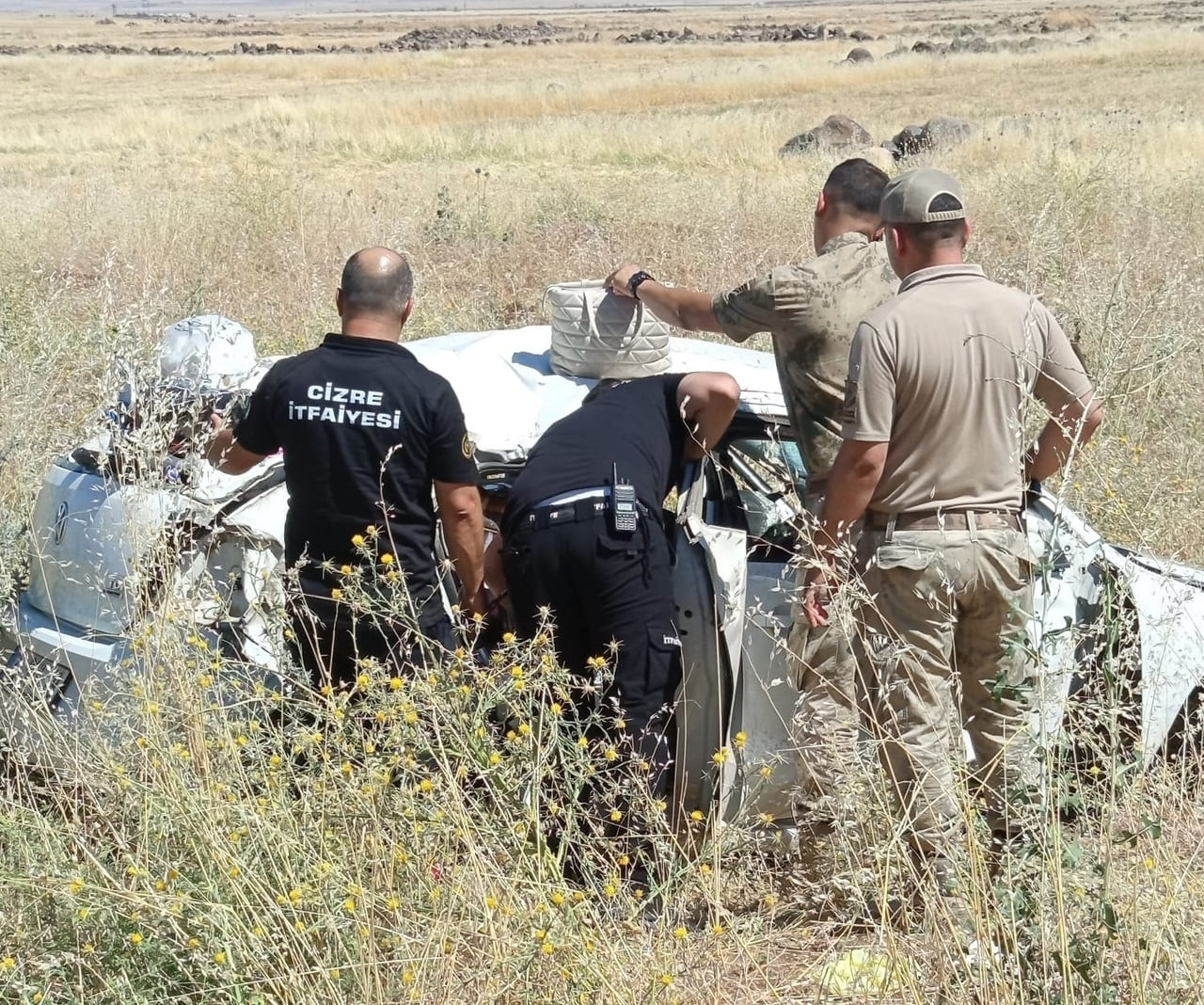 ŞIRNAK’IN CİZRE İLÇESİNDE SEYİR HALİNDEKİ BİR OTOMOBİLİN KONTROLDEN ÇIKARAK ŞARAMPOLE DEVRİLMESİ...