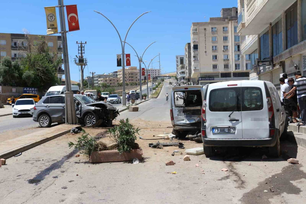 ŞIRNAK’IN CİZRE İLÇESİNDE SEYİR HALİNDEKİ BİR OTOMOBİLİN, ÖNÜNDE İLERLEYEN KAMYONETE ARKADAN...