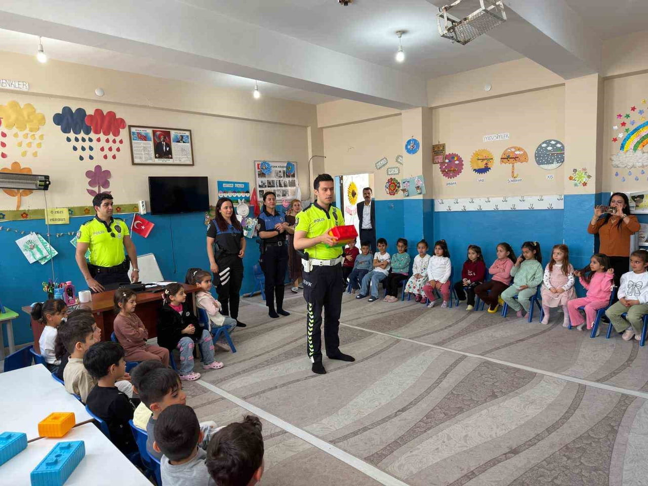 ŞIRNAK’IN CİZRE İLÇESİNDE TRAFİK HAFTASI ETKİNLİKLERİ KAPSAMINDA POLİS EKİPLERİ ANAOKULU VE...
