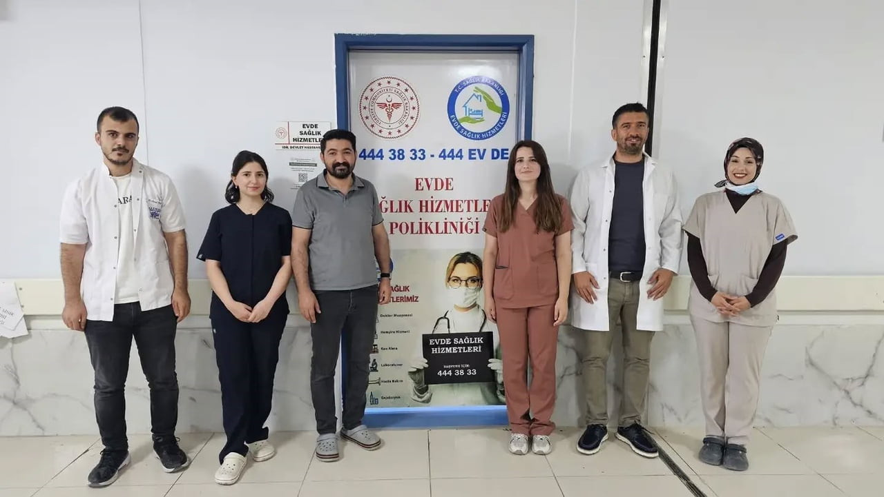 ŞIRNAK’IN İDİL İLÇESİNDE SAĞLIK EKİPLERİ, HASTANEYE GİDEMEYEN YATAĞA BAĞIMLI VE YAŞLI HASTALARIN...