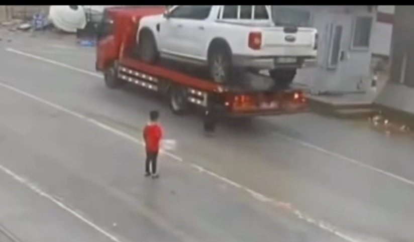 ŞIRNAK’IN KASRİK BELDESİ’NDE YOL FIRLAYAN ÇOCUKLARDAN BİRİ, SÜRÜCÜNÜN MANEVRASIYLA ÖLÜMDEN...