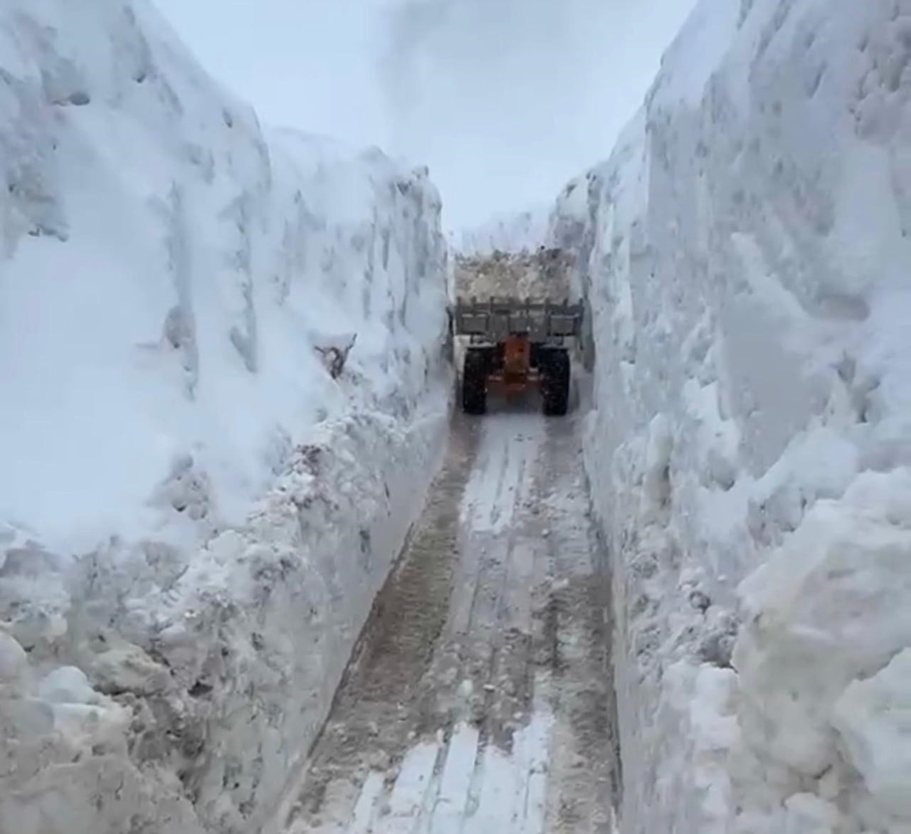 ŞIRNAK’IN ULUDERE İLÇESİNDE ART ARDA DÜŞEN ÇIĞLARIN KAPATTIĞI YOL, 10 METREYİ BULAN KAR KÜTLELERİ...