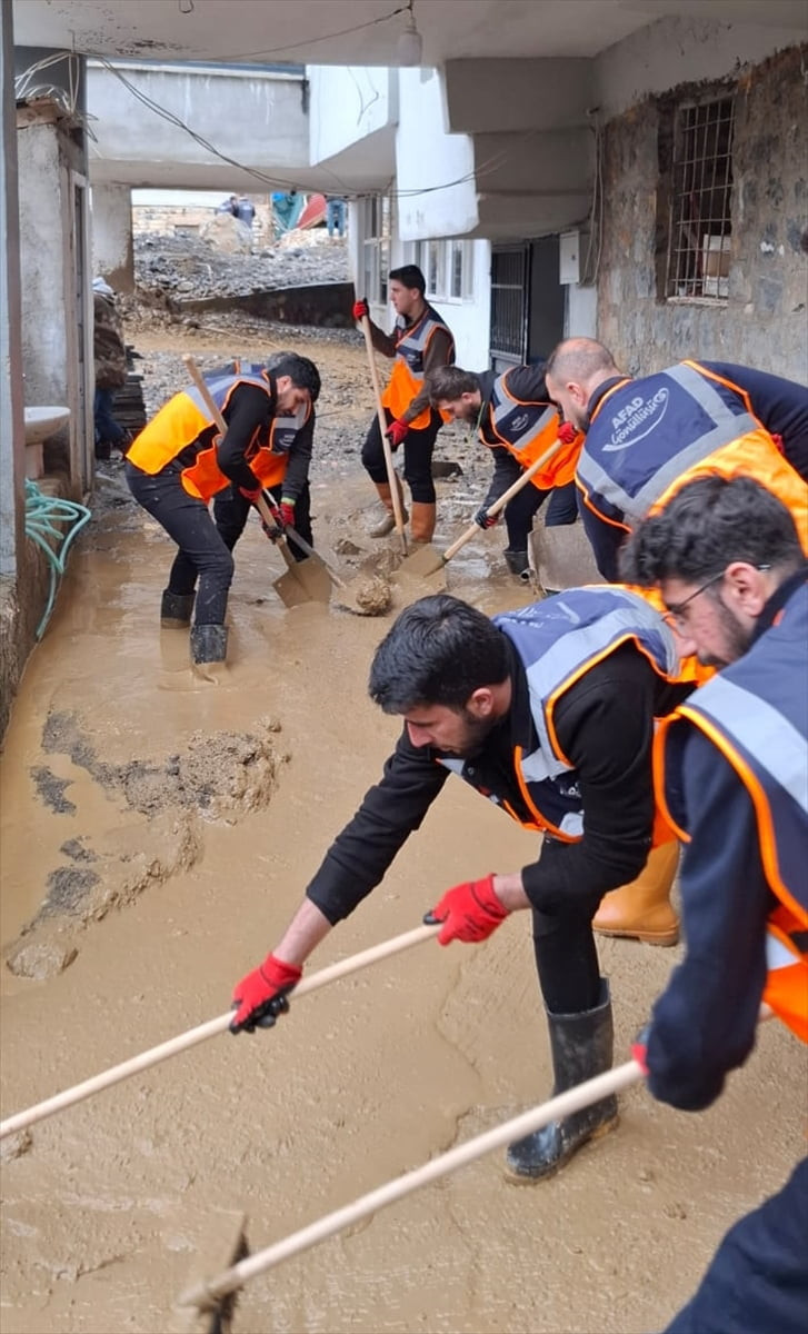 Şırnak’ın Uludere ilçesine bağlı Ballı ve Taşdelen köylerinde sağanak nedeniyle oluşan hasarın...