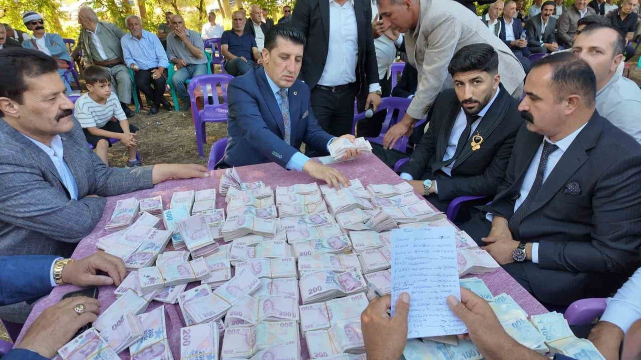 https://img.cdn.haber365.com/uploads/images/news/sirnakta-goz-alici-dugun-6-milyon-lira-taki-ve-35-koyun-kesildi-727.jpg