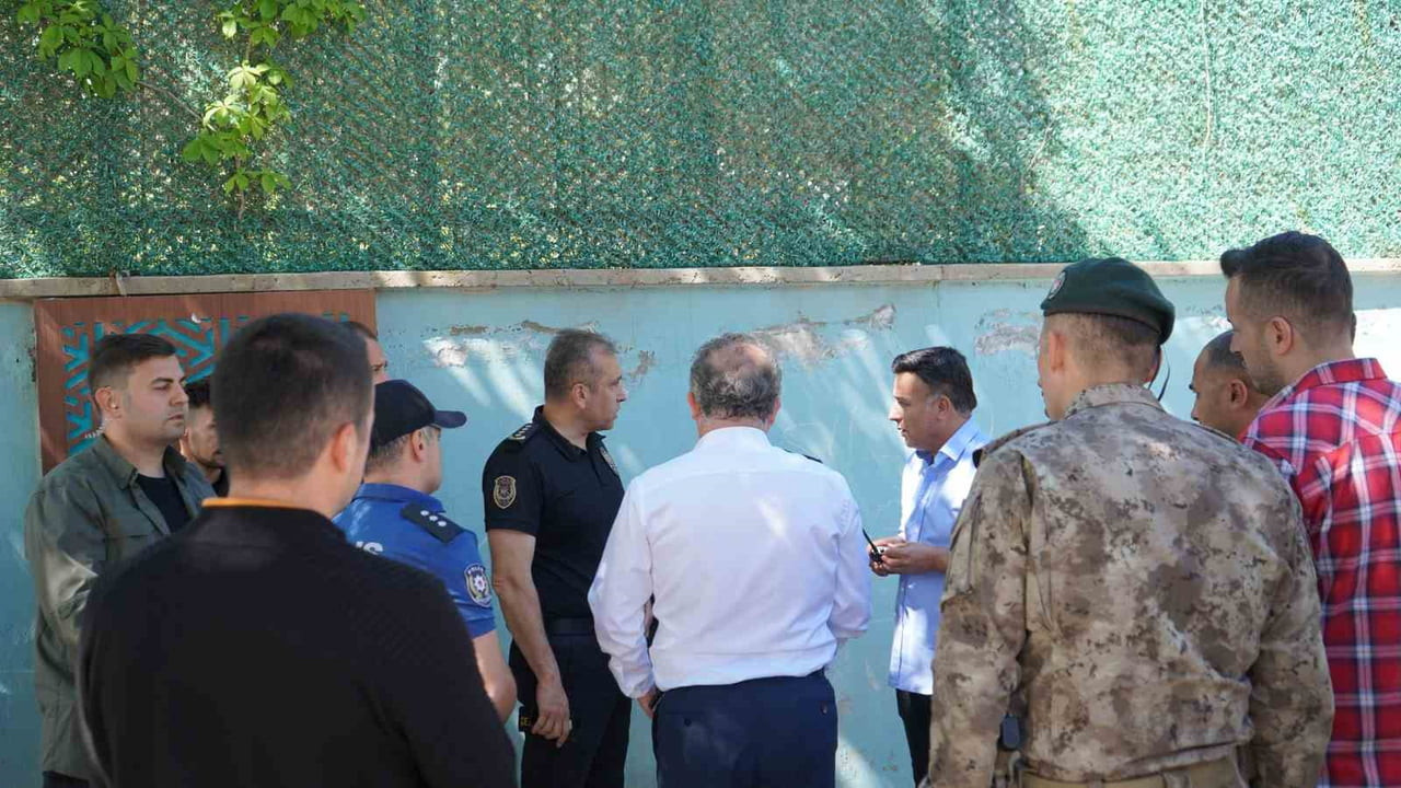ŞIRNAK’TA İKİ AİLE ARASINDA ARAZİ ANLAŞMAZLIĞI NEDENİYLE ÇIKAN TAŞLI VE SOPALI KAVGA PANİĞE NEDEN...