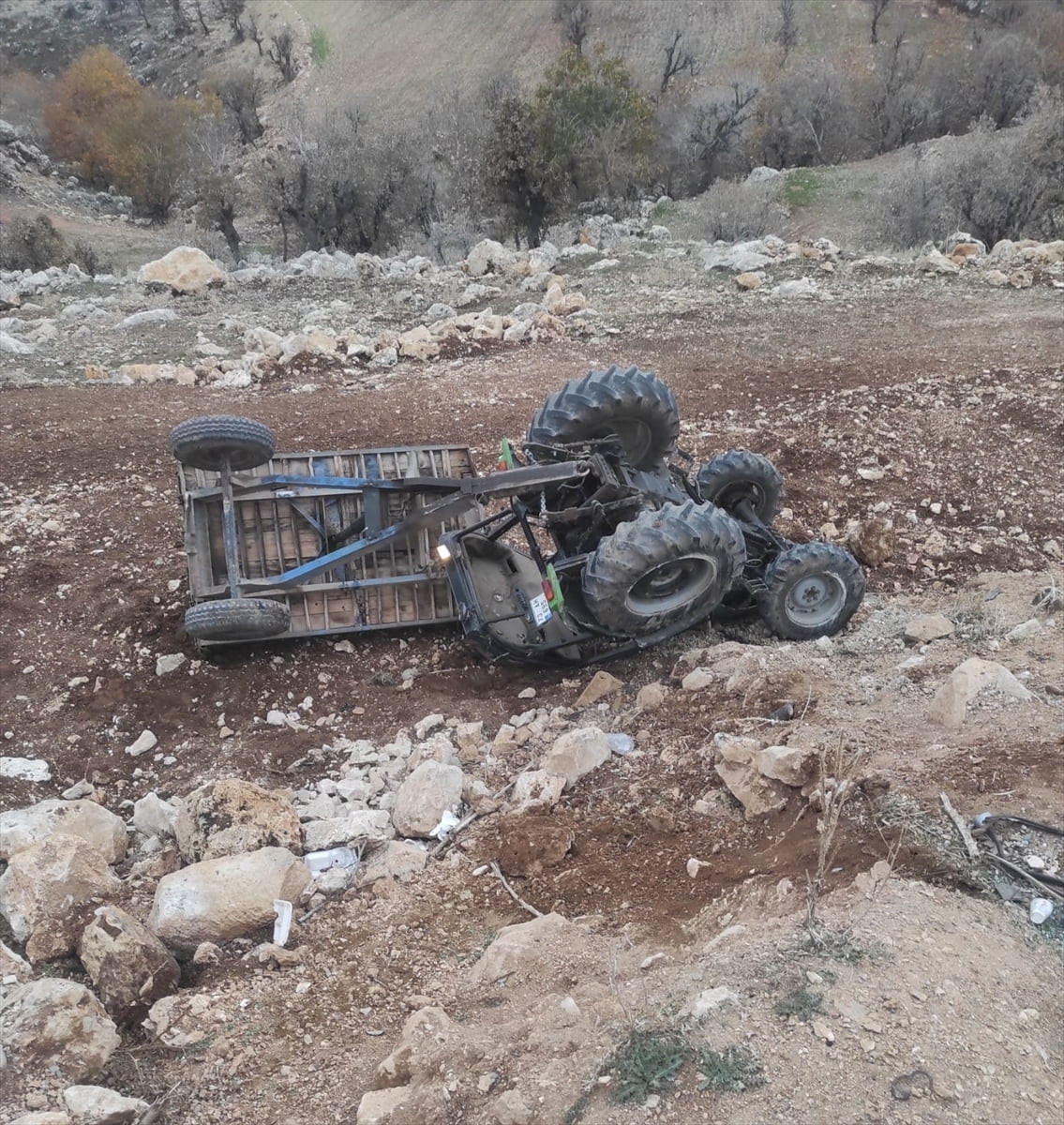  Şırnak’ta işçileri taşıyan traktörün devrilmesi sonucu 12 kişi yaralandı.