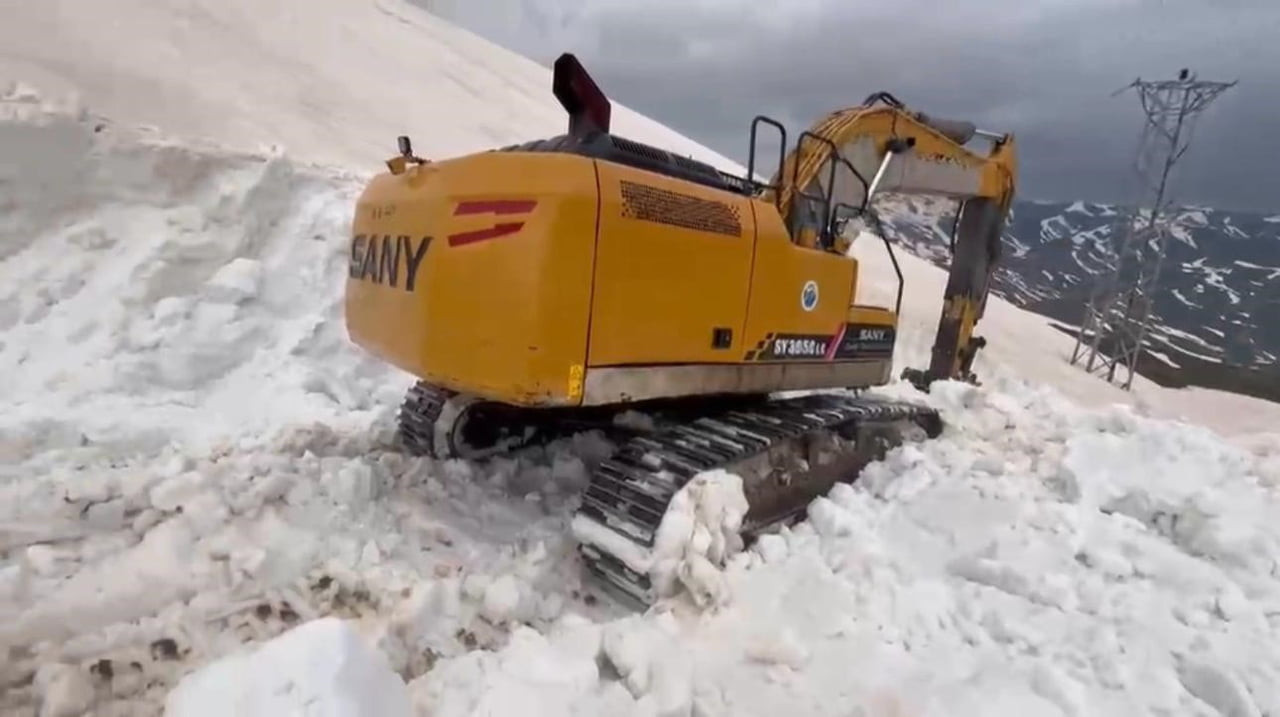 ŞIRNAK’TA KARLA MÜCADELE DEVAM EDİYOR. 7 AYDIR EKİPLER KARLA KAPLI YOLLARI AÇMAK İÇİ SEFERBER...