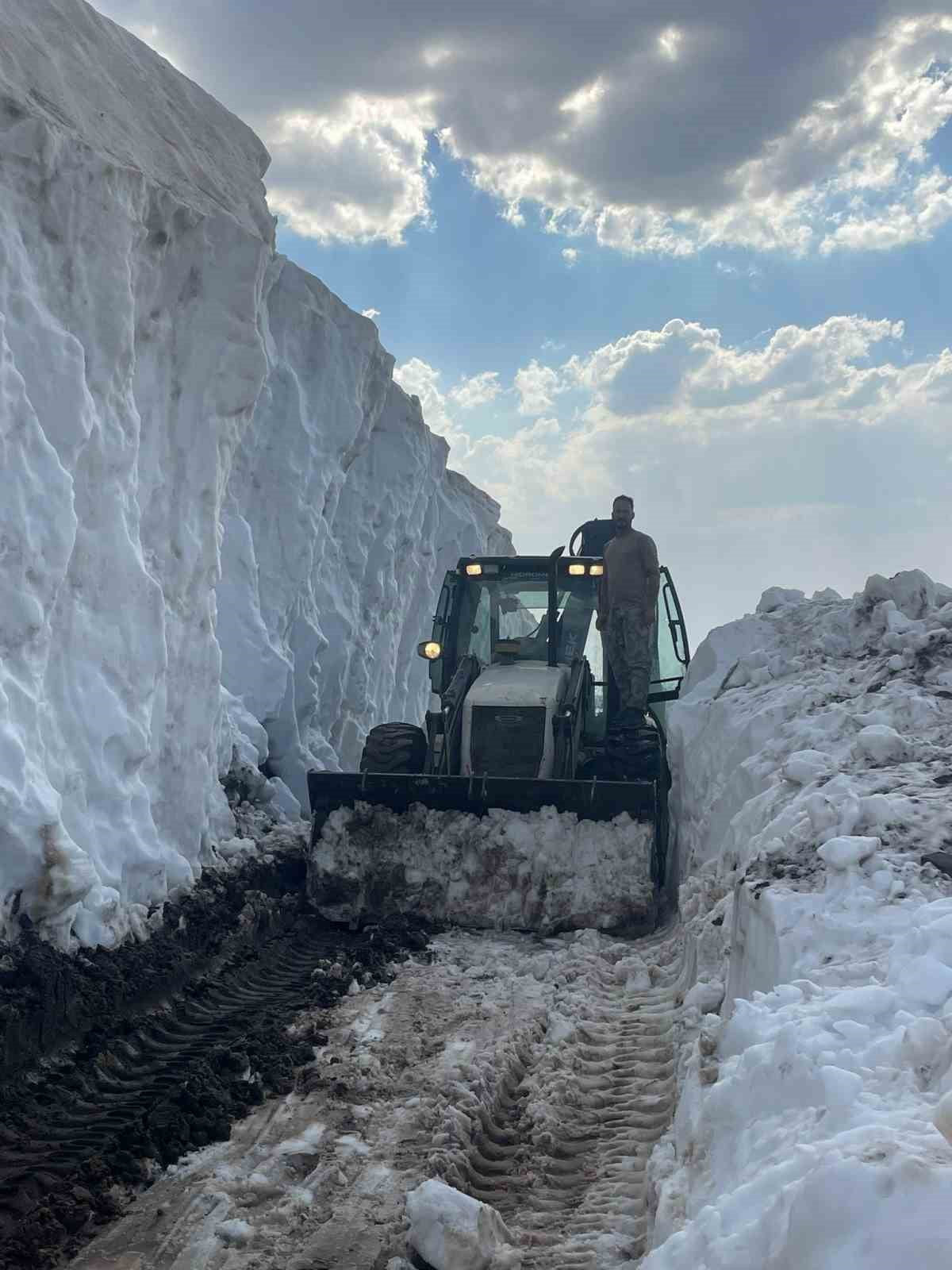 ŞIRNAK’TA KARLA MÜCADELE GÜNLERDİR DEVAM EDİYOR. YAZ AYLARINDA EKİPLER KARLI YOLLARI GÖÇERLER İÇİN...