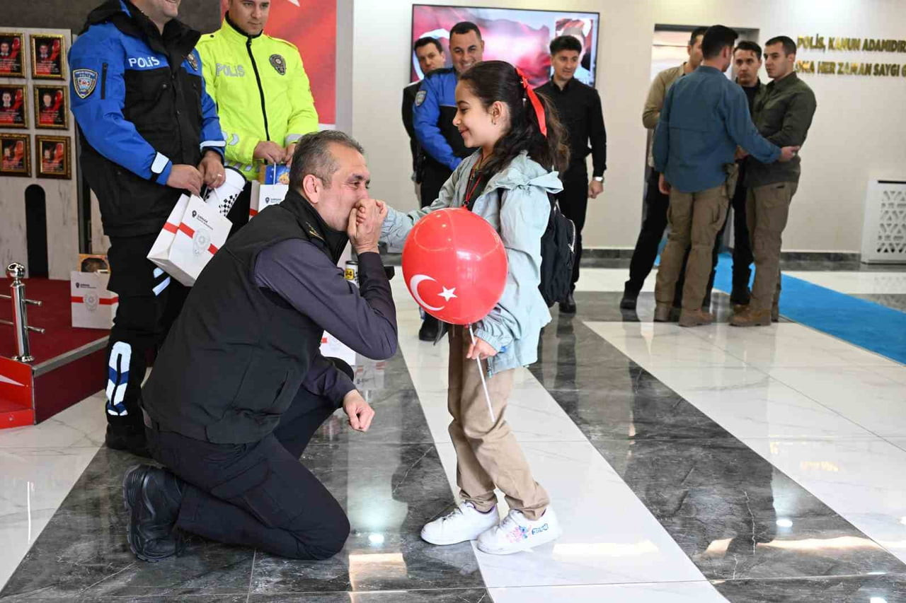 ŞIRNAK’TA POLİS HAFTASI KAPSAMINDA MİNİK ÖĞRENCİLER, ELLERİNDE ÇİÇEKLERLE ŞIRNAK İL EMNİYET...