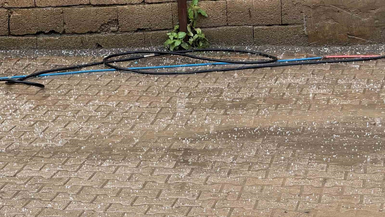 ŞIRNAK’TA ŞİDDETLİ YAĞIŞ SONRASI DOLU ETKİLİ OLDU. BİLYE BÜYÜKLÜĞÜNDEKİ DOLU YAĞIŞI HER YERİ...
