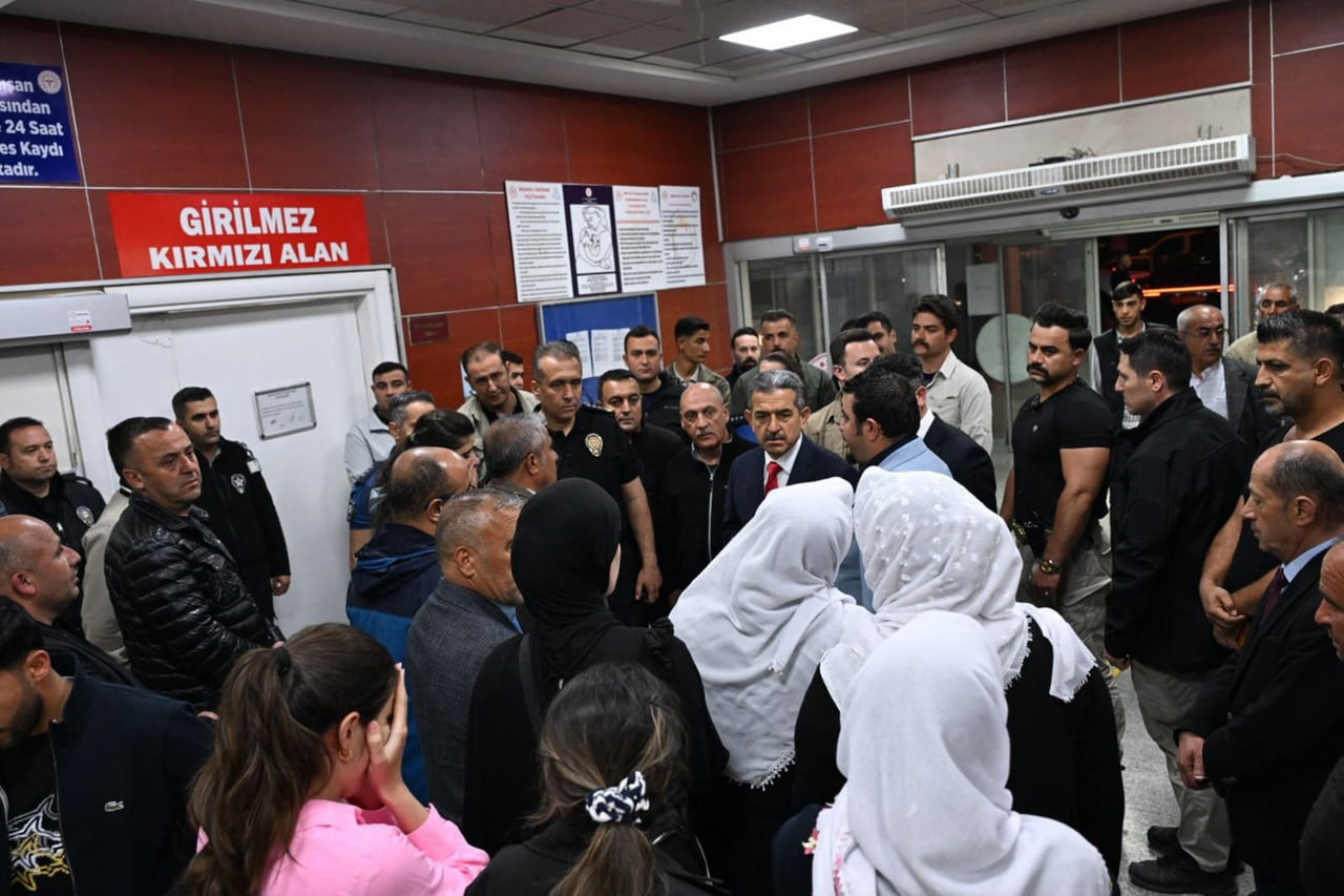 ŞIRNAK’TA VOLEYBOL OYNAMAK İÇİN ISINMA HAREKETLERİ YAPTIĞI ESNADA FENALAŞARAK YERE YIĞILAN 19...