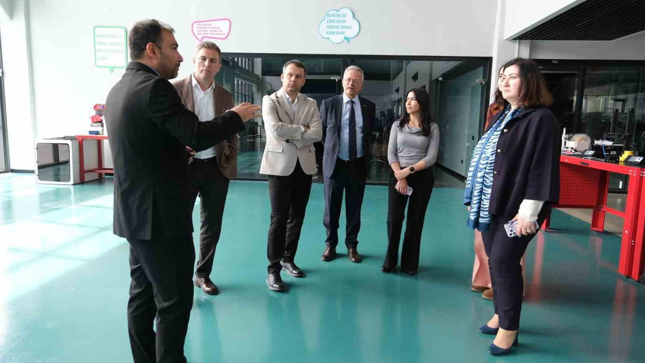 ŞİŞECAM AKADEMİ VE YETENEK YÖNETİMİ DİREKTÖRÜ ELİF ARAÇ ÇAKIR BAŞKANLIĞINDAKİ HEYET, MERSİN...