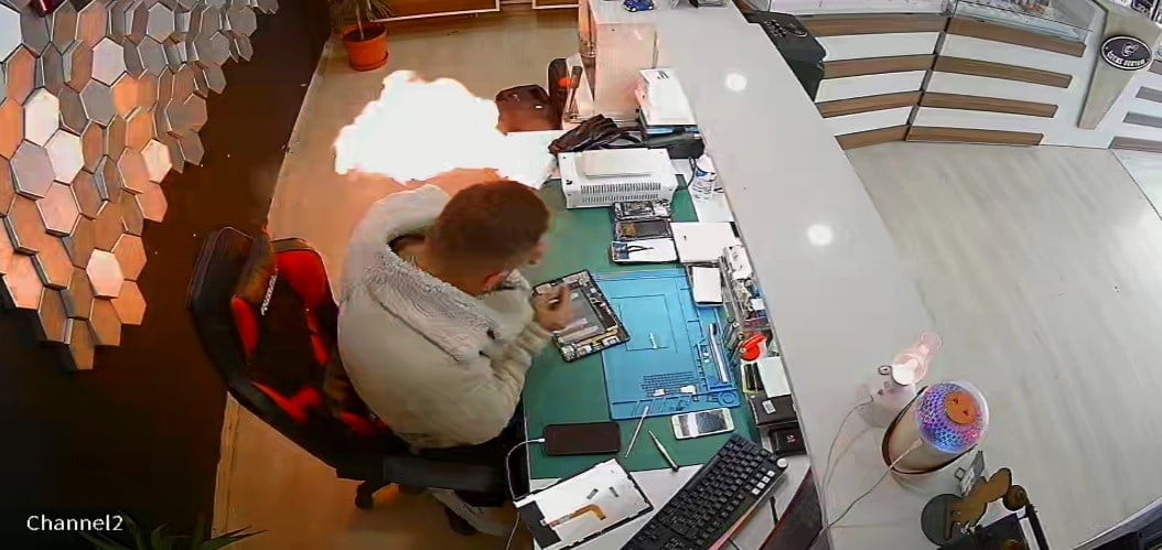 ŞİŞEN TELEFON BATARYASI BOMBA GİBİ PATLADI