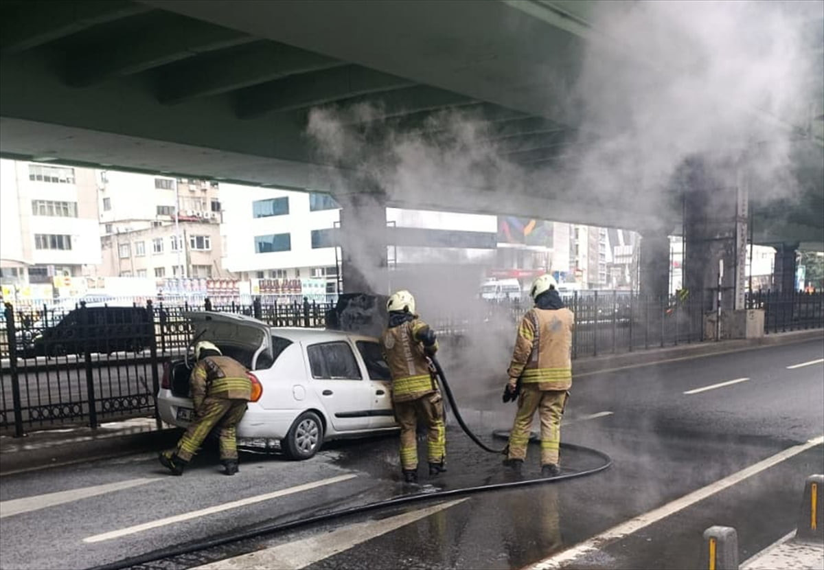 Şişli Büyükdere Caddesi'nde seyir halindeyken alev alan otomobili itfaiye ekipleri söndürdü.