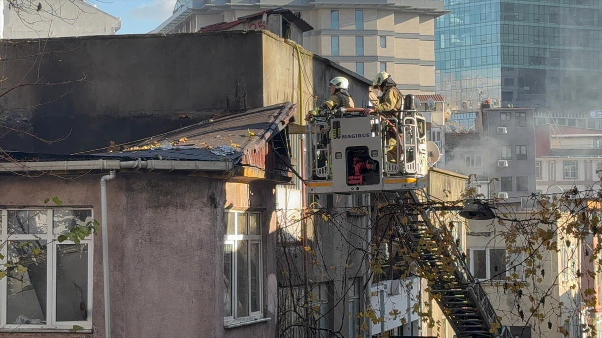 Şişli Eskişehir Mahallesi Dolapdere Caddesi Marsık Sokak'taki iki katlı binada çıkan yangın...