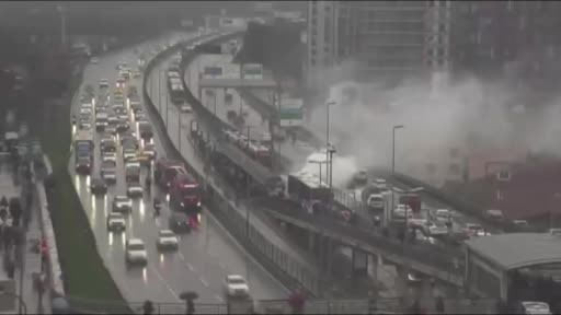 Şişli'de metrobüsün motor kısmında yangın çıktı