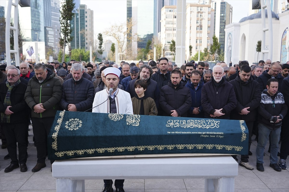 Şişli'de otomobilin önce motosiklete, ardından kaldırımdaki yayalara çarpması sonucu hayatını...