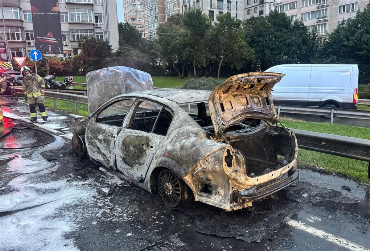 Şişli'de, seyir halindeki otomobilde çıkan yangın nedeniyle bölgede trafik yoğunluğu oluştu. Polis...